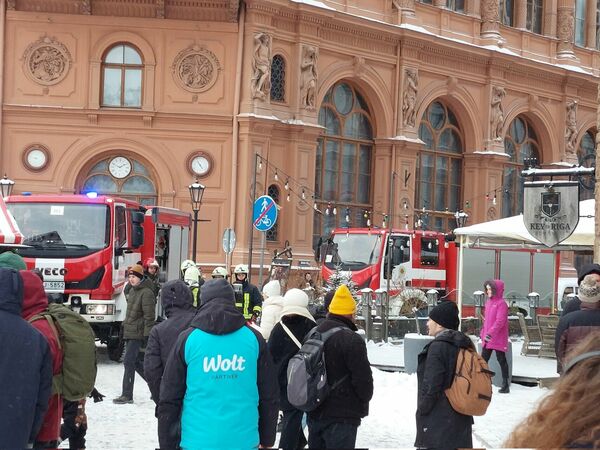 No Latvijas Radio ēkas tiek evakuēti cilvēki. Foto: Aidis Tomsons/X