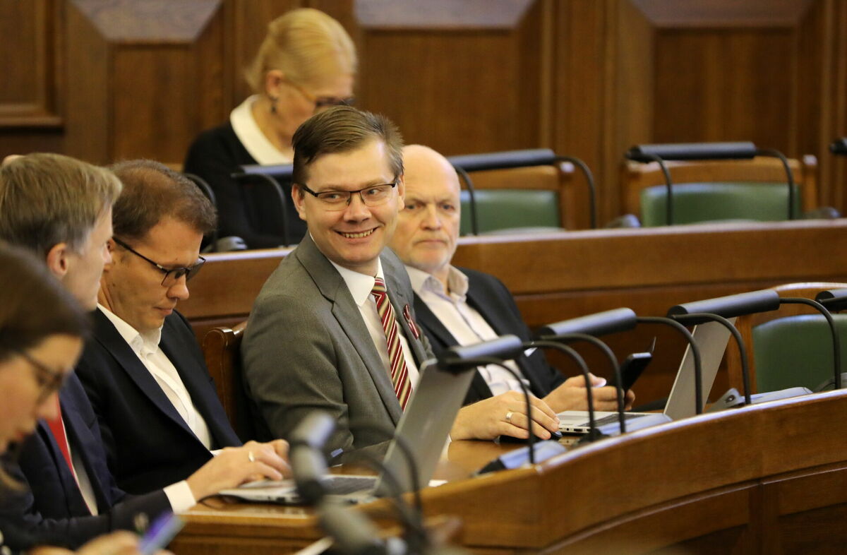 Saeimas deputāti Raivis Dzintars (no kreisās), Jānis Iesalnieks un Ivars Puga 13. Saeimas pēdējās sēdes laikā. Foto: Evija Trifanova/LETA
