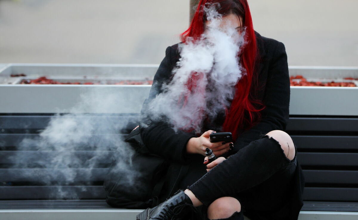 Sieviete smēķē elektronisko cigareti. Foto: Evija Trifanova/LETA