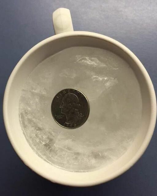 Monēta uz ledus krūzītē. Foto: Facebook