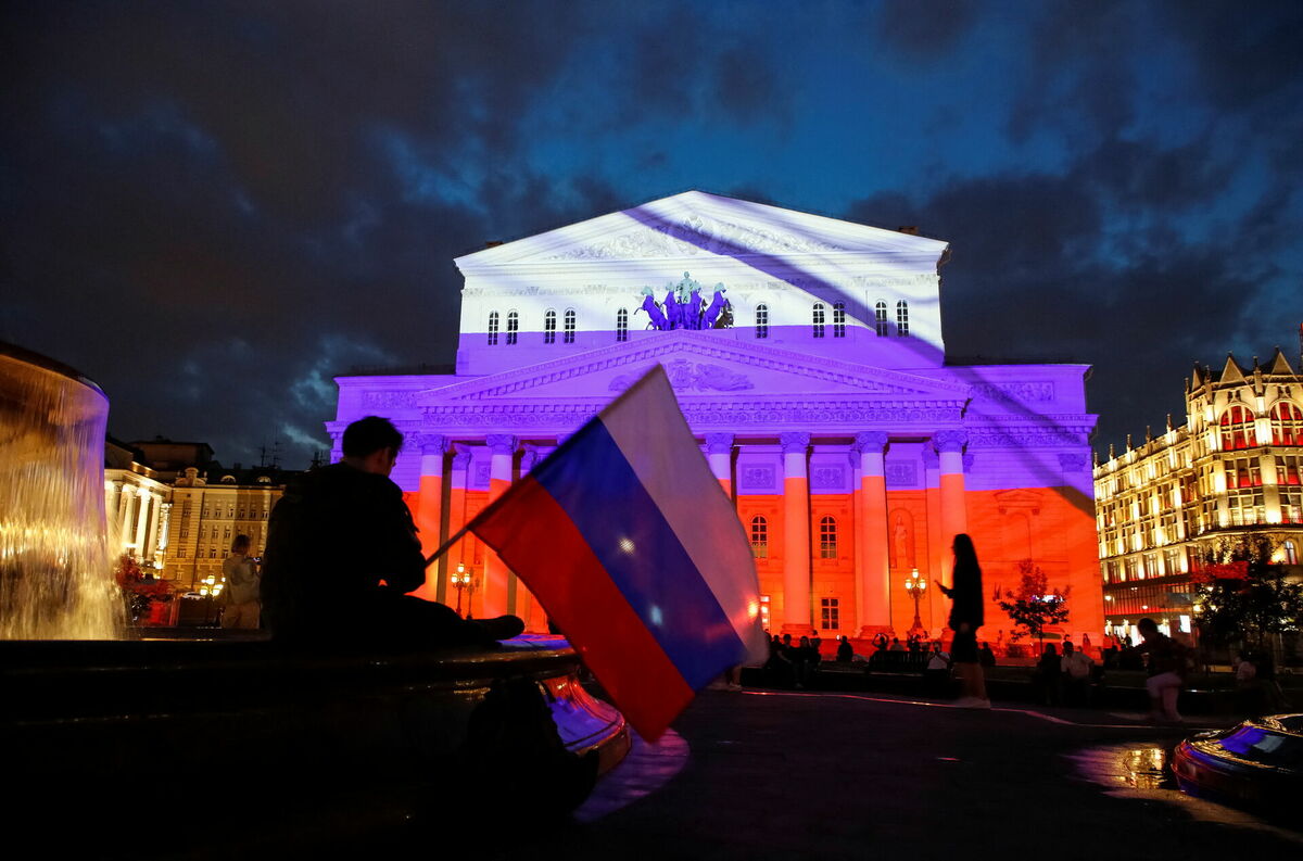 Krievijas dienas svinību laikā Maskavā tiek izgaismots Lielais teātris. Foto: REUTERS/Shamil Zhumatov