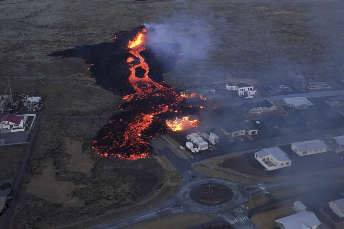 Vulkāna aktivitāte Grindavīkā, Islandē, 2024. gada 14. janvārī. Foto: Bjorn Steinbekk via AP