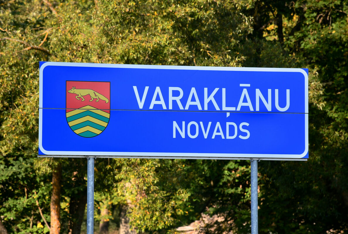 Vietas norādes ceļa zīme - Varakļānu novads. Foto: Ivars Soikāns/LETA