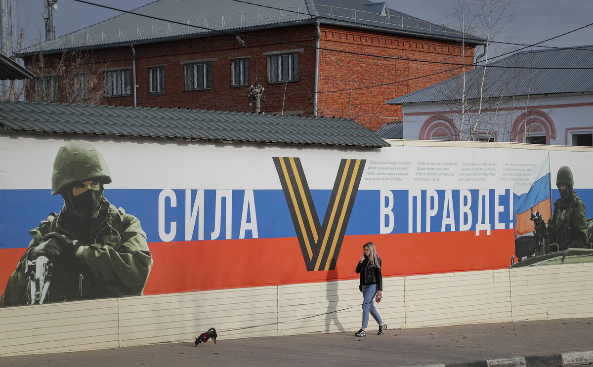 Propagandas plakāts Jefremovā, Krievijā. Foto: EPA/MAXIM SHIPENKOV