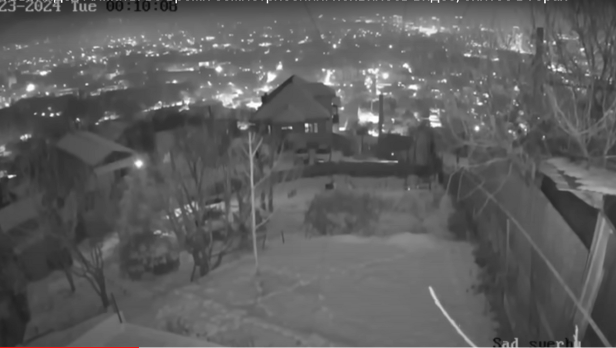 Videonovērošanas kamera fiksē zemestrīci Almati kalnos Kazahstānā. Foto: Ekrānšāviņš no video/tengri.almaty