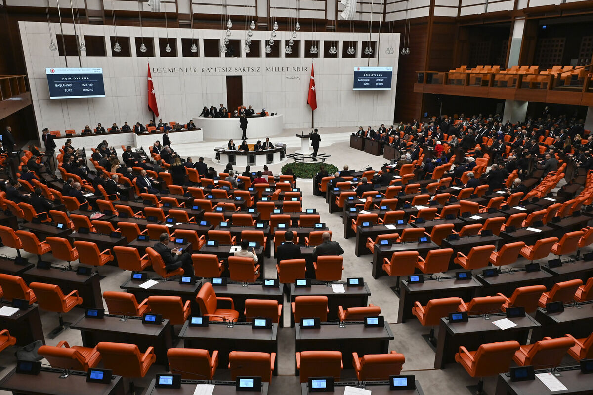 Turcijas parlaments balso par Zviedrijas atbalstīšanu, iestājoties NATO. Foto: AP Photo/Ali Unal