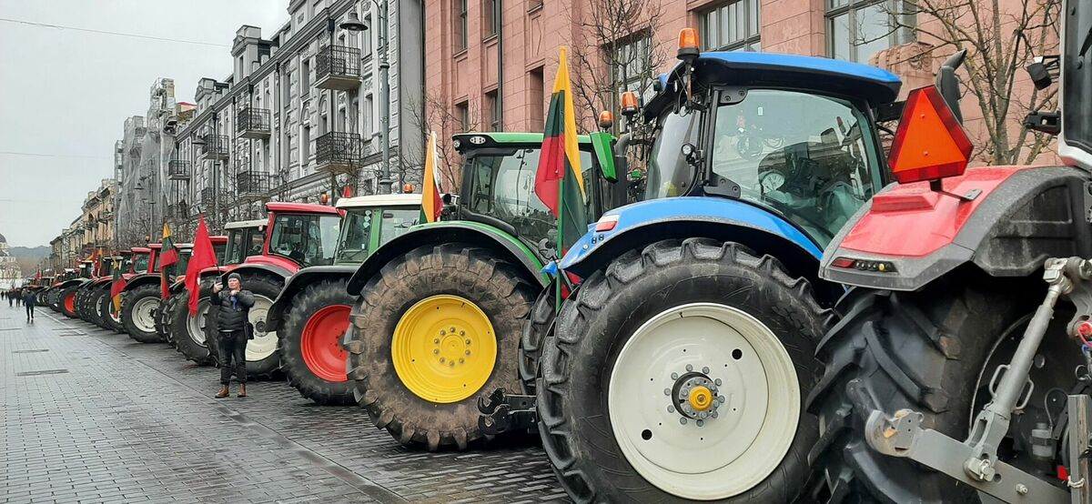 Lietuvas zemnieki protesta akcijas ietvaros ar traktoriem iebraukuši Viļņas centrā. Foto: Rolandas Kačinskas/X/Twitter