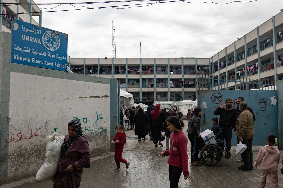 Iekšēji pārvietotie palestīnieši UNRWA skolā Gazas dienvidos. Foto: EPA/HAITHAM IMAD