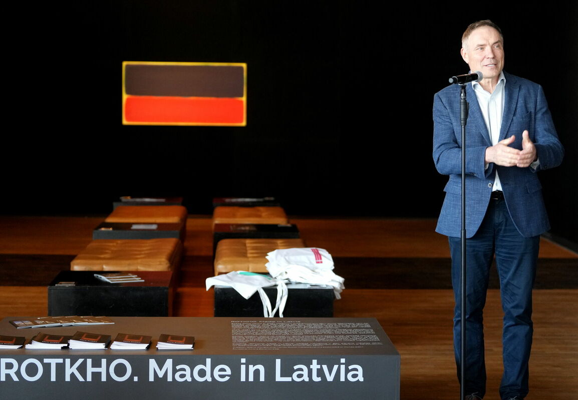 Dailes teātra direktors Juris Žagars piedalās mākslas projekta "Rotkho. Made in Latvia" izstādes atklāšanas pasākumā Dailes teātrī 2023. gada aprīlī. Foto: Zane Bitere/LETA
