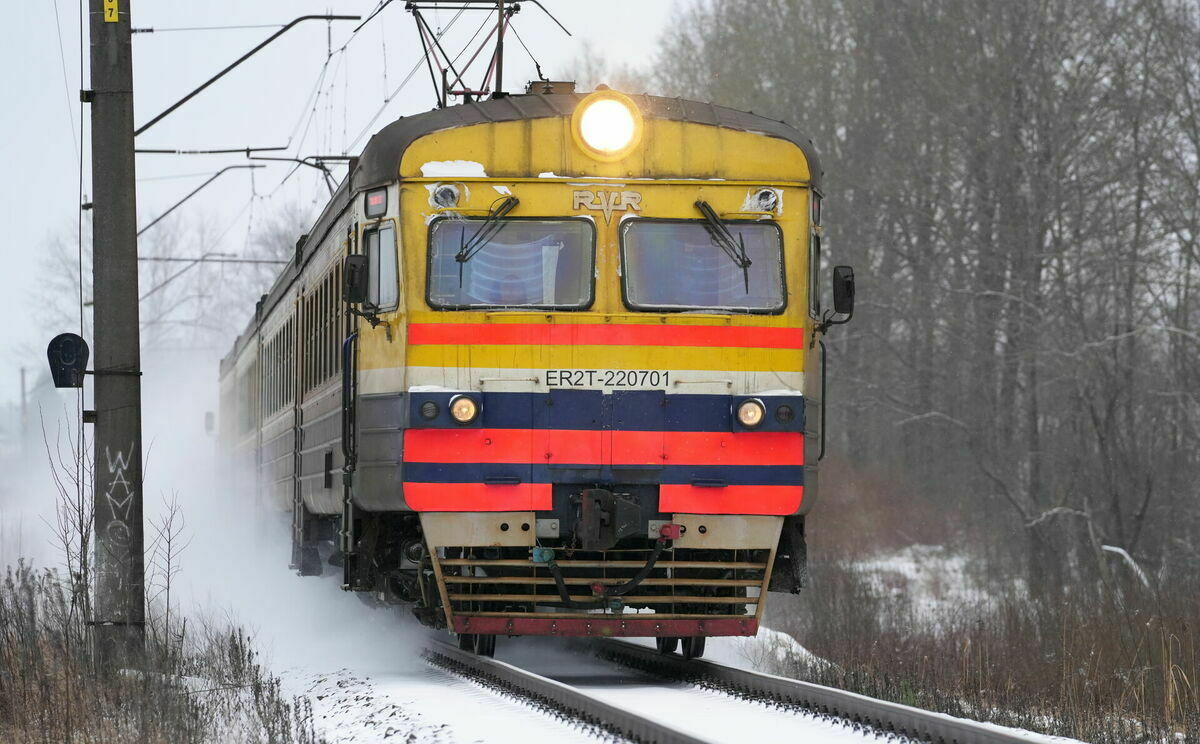 Vilciens ziemā. Foto: Evija Trifanova/LETA