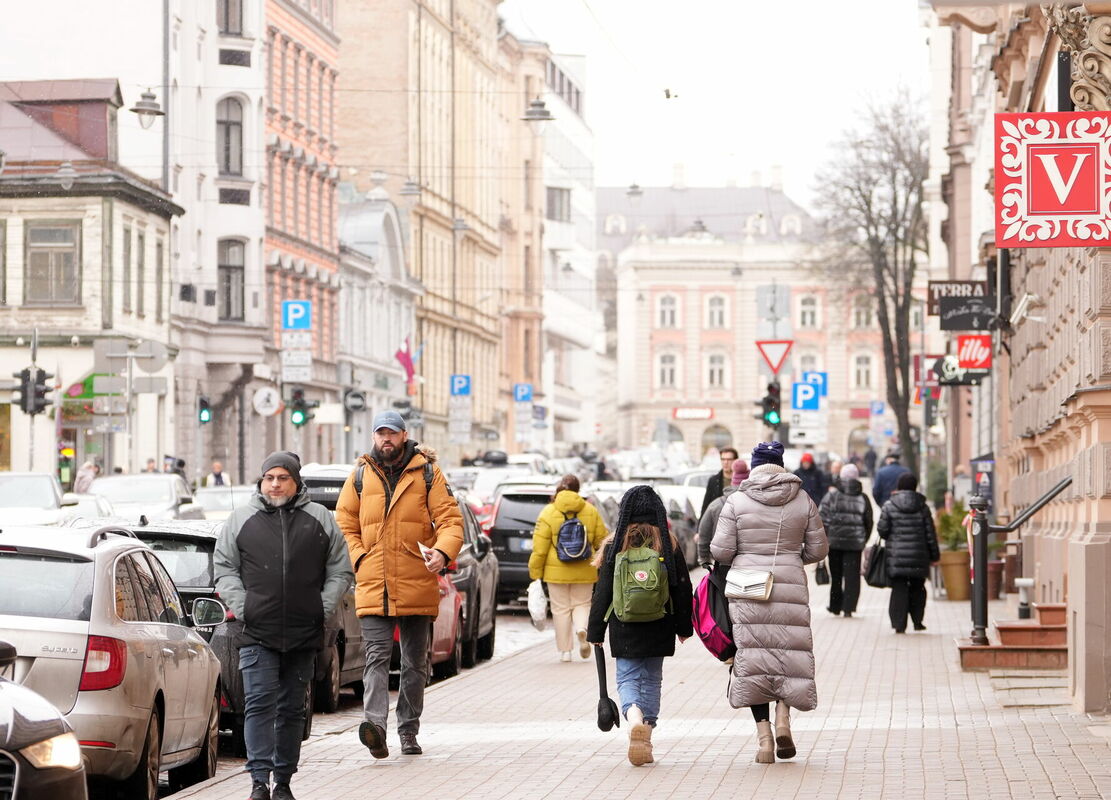 Cilvēki Blaumaņa ielā. Foto: Zane Bitere/LETA