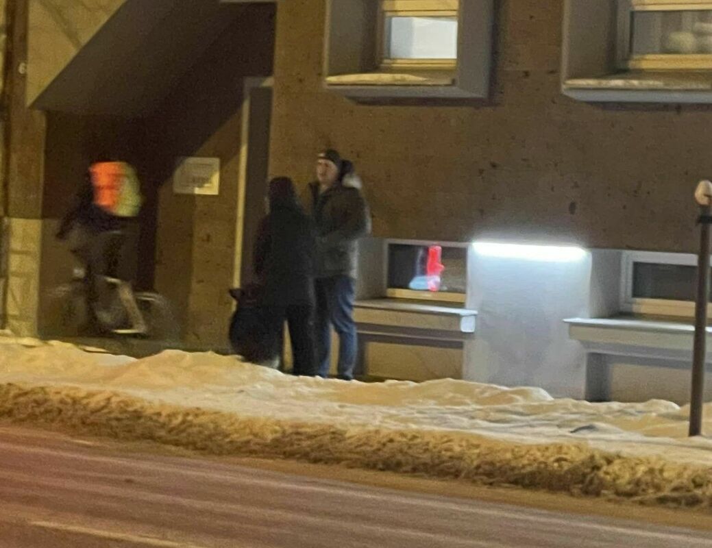 Pāris, kas centies nolaupīt bērnu Rīgas centrā. Foto: Ekrānuzņēmums no "Facebook"