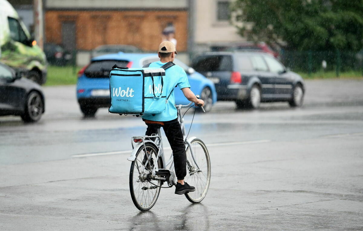 "Wolt" kurjers. Foto: Zane Bitere/LETA