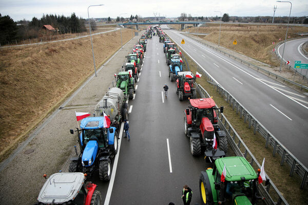 Lauksaimnieki Polijā bloķē Ukrainas robežu. Foto: akub Orzechowski/Agencja Wyborcza.pl via REUTERS