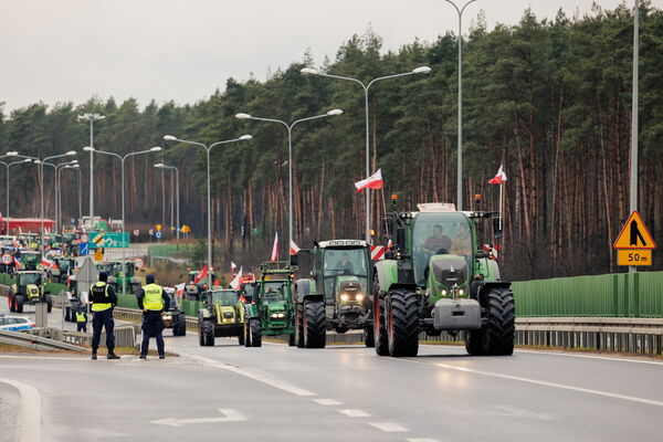 Lauksaimnieki Polijā bloķē Ukrainas robežu. Foto: EPA/MAREK ZAKRZEWSKI