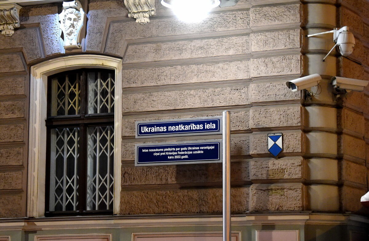 Rīgas dome sadarbībā ar Ārlietu ministriju pie Krievijas vēstniecības ēkas uzstādījusi ielas nosaukuma plāksni "Ukrainas neatkarības iela". Foto: Zane Bitere/LETA