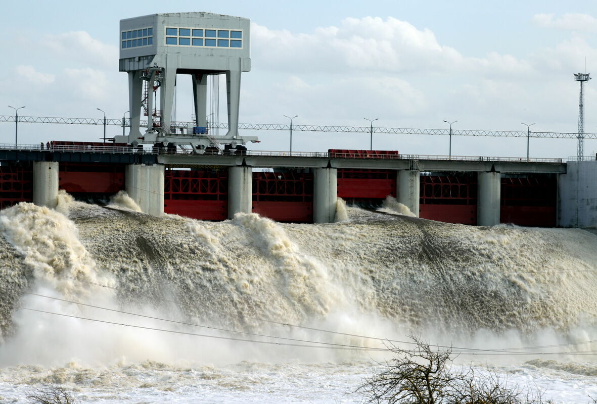 AS "Latvenergo" Pļaviņu hidroelektrostacijā atvērti aizvari. Foto: Ieva Čīka/LETA