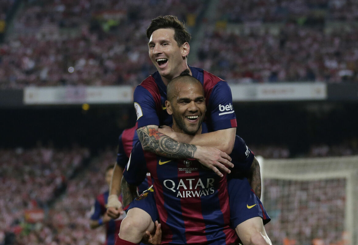 Dani Alvess un Lionels Mesi ziedu laikos "Barcelona" sastāvā. Foto: AP Photo/Manu Fernandez/Scanpix