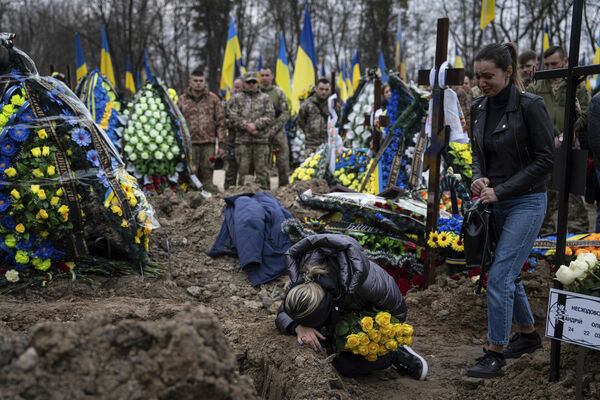 Natālija raud pie sava vīra un ukraiņu karavīra Andrija Nešodovska kapa viņa bēru ceremonijas laikā kapsētā Kijevā, 2023. gada 25. martā. Foto: AP Photo/Evgeniy Maloletka