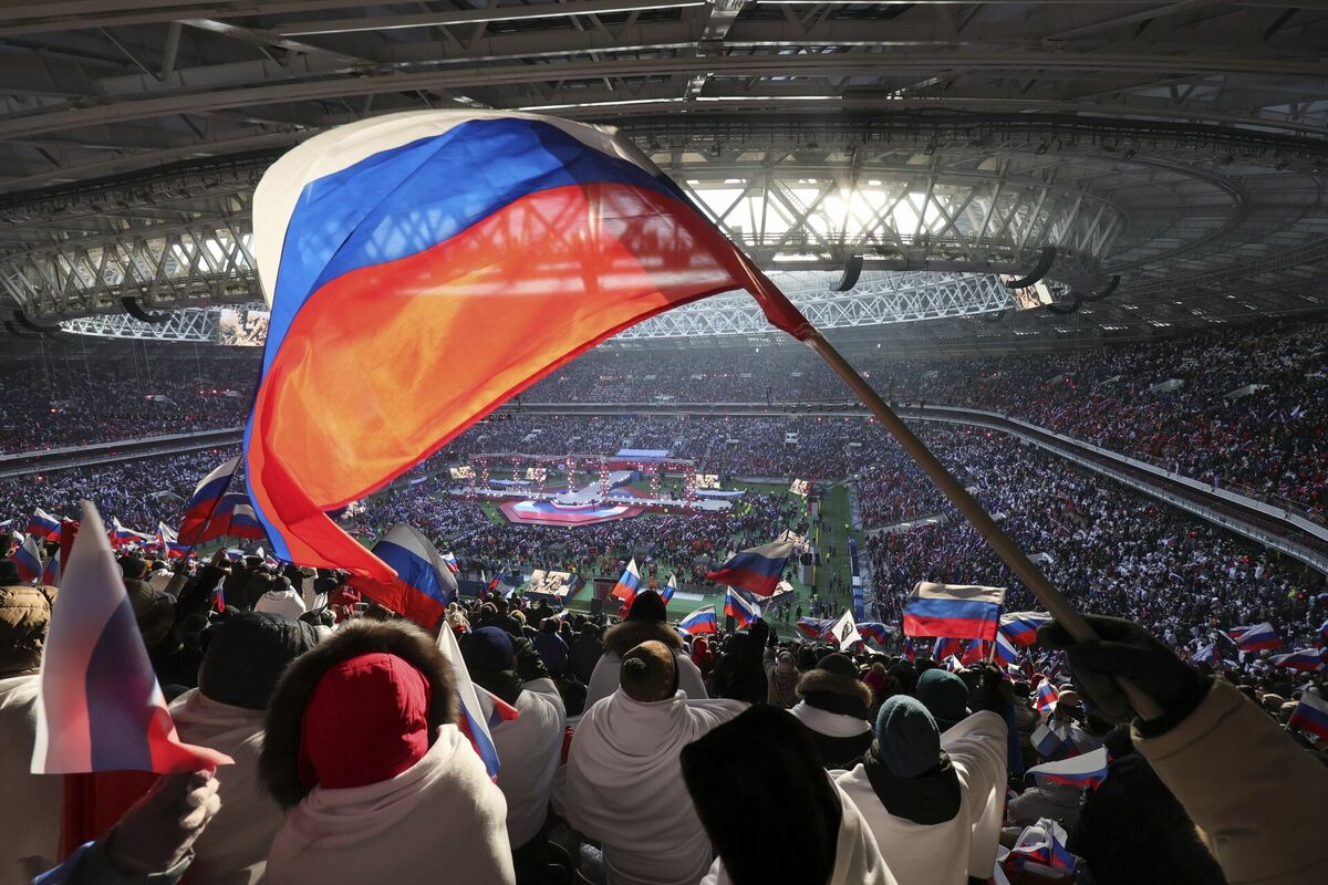 Dalībnieki vicina Krievijas valsts karogus koncerta "Gods Tēvzemes aizstāvjiem" laikā, gaidot Krievijas prezidentu Vladimiru Putinu, dienu pirms Tēvzemes aizstāvju dienas - Krievijas bruņoto spēku godināšanas svētkiem - Lužņiku stadionā Maskavā, Krievijā, 2023. gada 22. februārī. Foto: AP