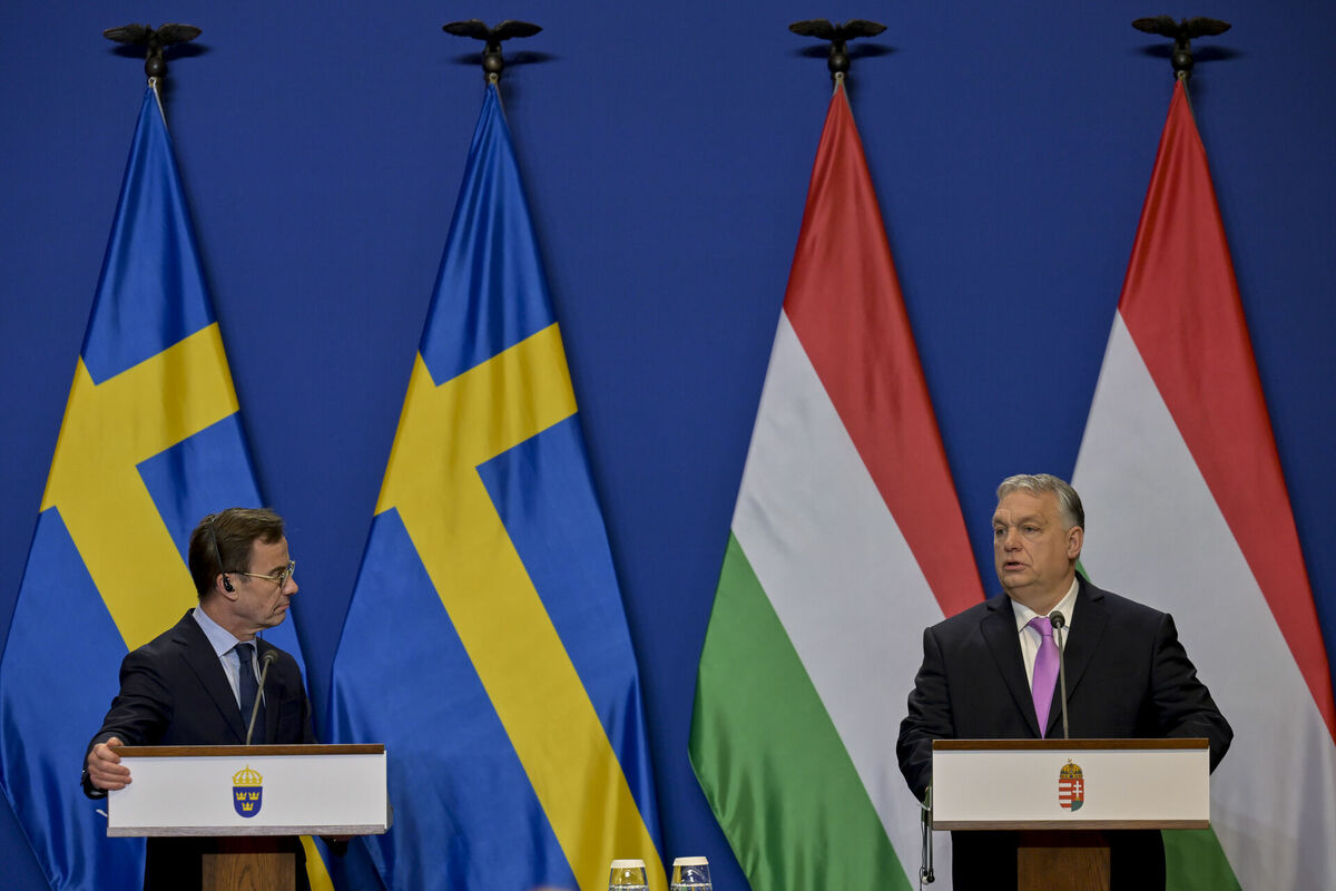 Zviedrijas premjerministrs Ulfs Kristersons (no kreisās) un Ungārijas premjerministrs Viktors Orbāns preses konferencē Karmelītu klosterī Budapeštā, Ungārijā, 23. februārī. Foto: AP Photo/Denes Erdos