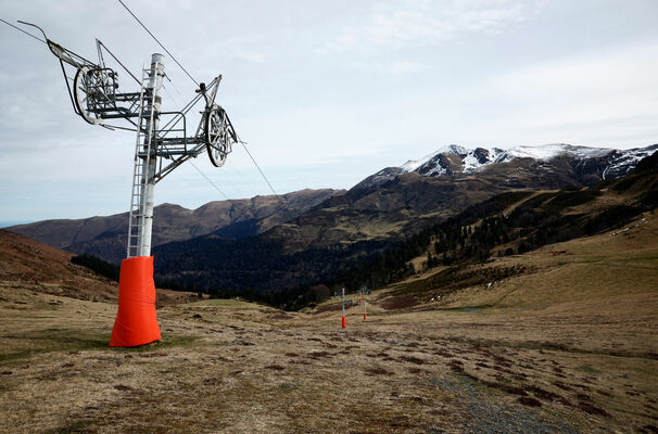 Slēpošanas kalni Pirenejos bez sniega. Foto: scanpix/REUTERS