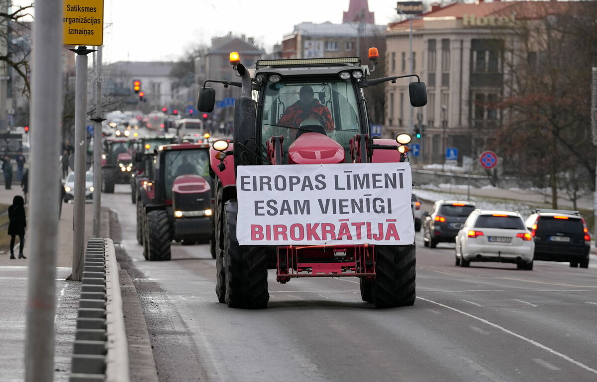 Lauksaimnieku protests februārī Jelgavā ar mērķi panākt Krievijas un Baltkrievijas pārtikas produktu tūlītēja importa aizliegumu bez pārejas perioda, PVN samazinātās likmes 5% apmērā atjaunošanu Latvijai raksturīgajiem augļiem, ogām dārzeņiem, plašāku pieeju apdrošināšanas un apgrozāmo līdzekļu programmām, kā arī atteikšanos no nacionāla līmeņa zemes apgrūtinājumiem vai citiem zemes lietošanas ierobežojumiem. Foto: Evija Trifanova/LETA