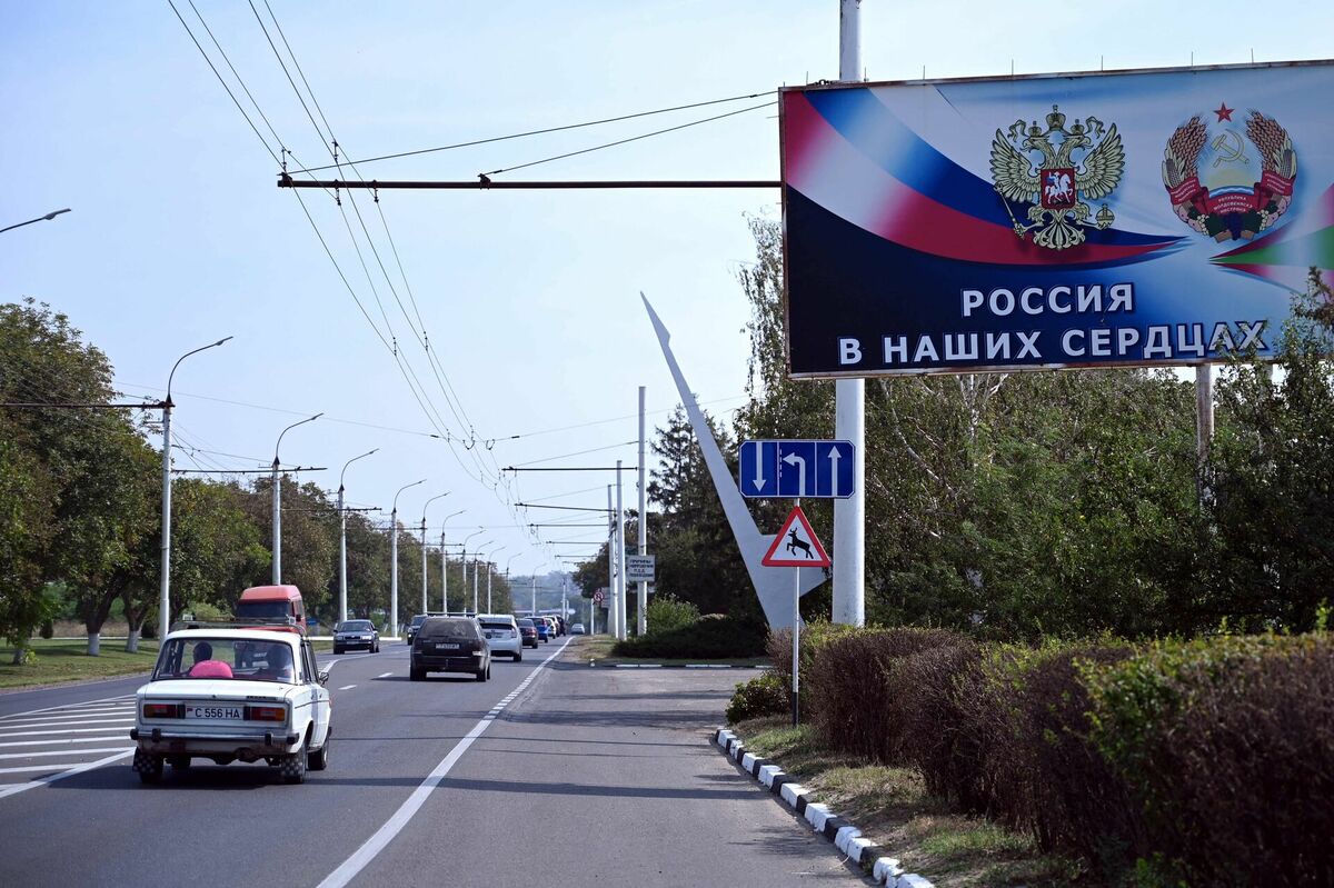 Plakāts ar uzrakstu "Krievija mūsu sirdīs" atrodas ceļa malā Piedņestras galvaspilsētas Tiraspoles pilsētā. Foto: Sergei GAPON / AFP