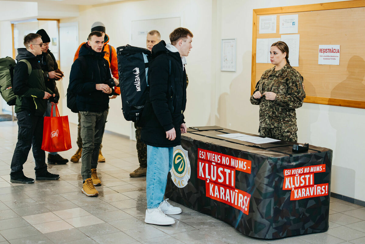 17. janvārī dienestu uzsāka valsts aizsardzības dienesta otrā iesaukuma karavīri – kopumā vairāk nekā 120 Latvijas pilsoņi. Foto: Armīns Janiks (Aizsardzības ministrija)
