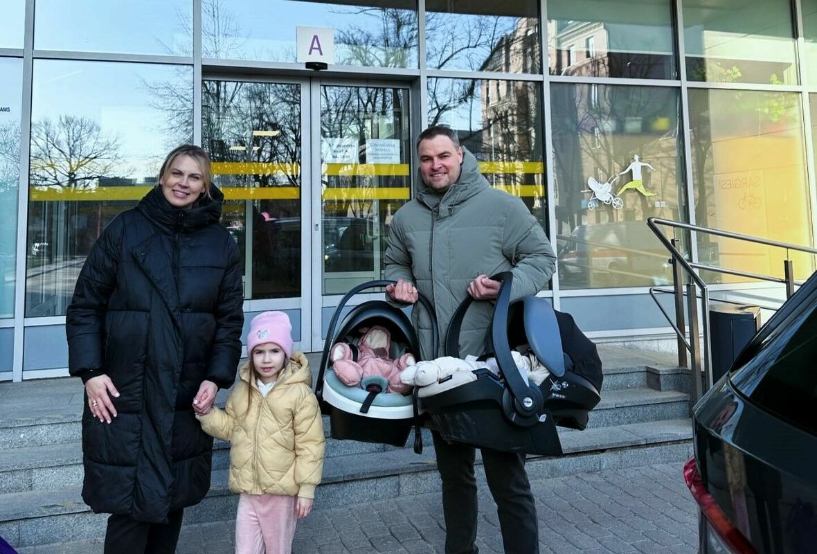 Anete Jēkabsone-Žogota ar ģimeni pie Rīgas Dzemdību nama. Foto: Anete Jēkabsone-Žogota/Facebook