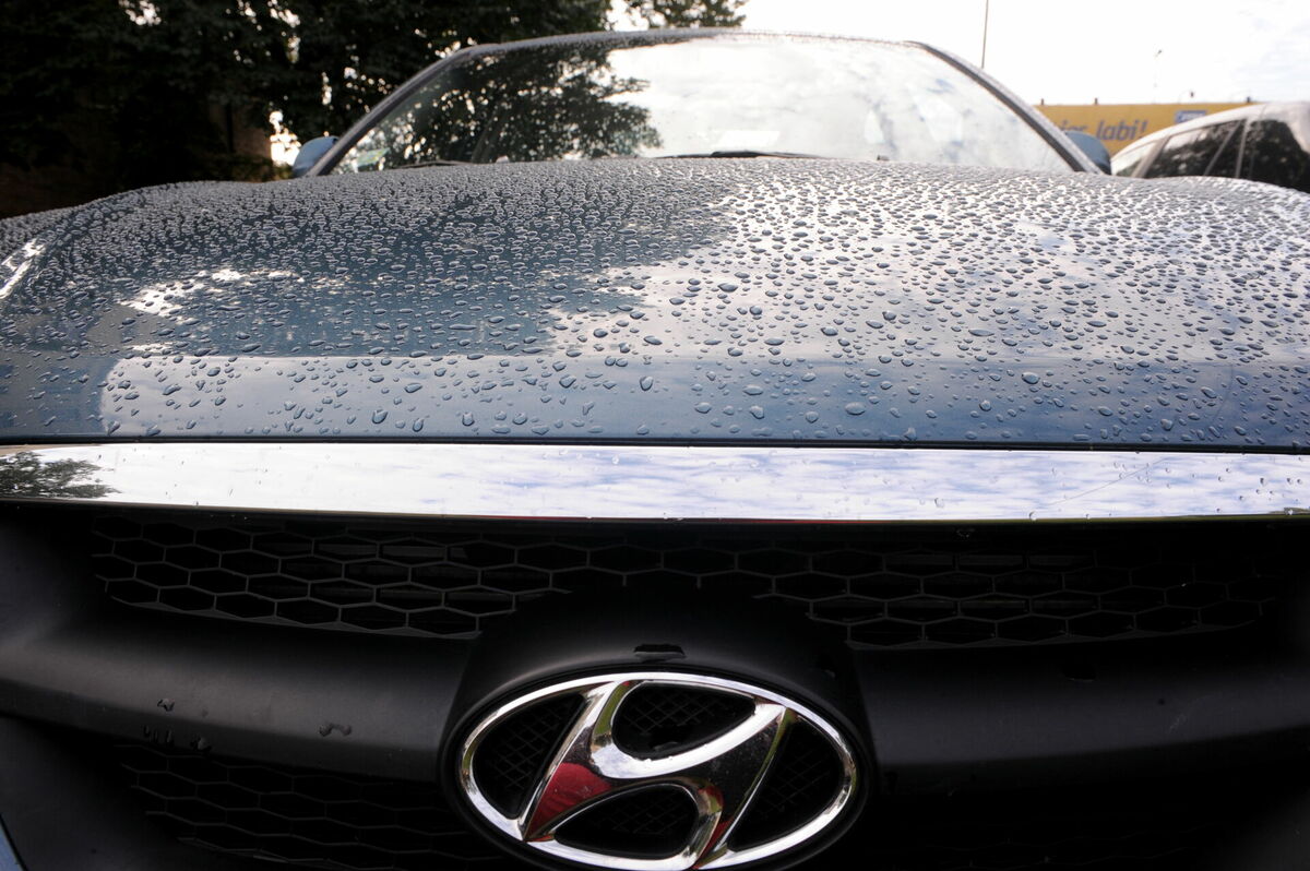 Lietus lāses uz automašīnas "Hyundai" motora pārsega Foto: LETA