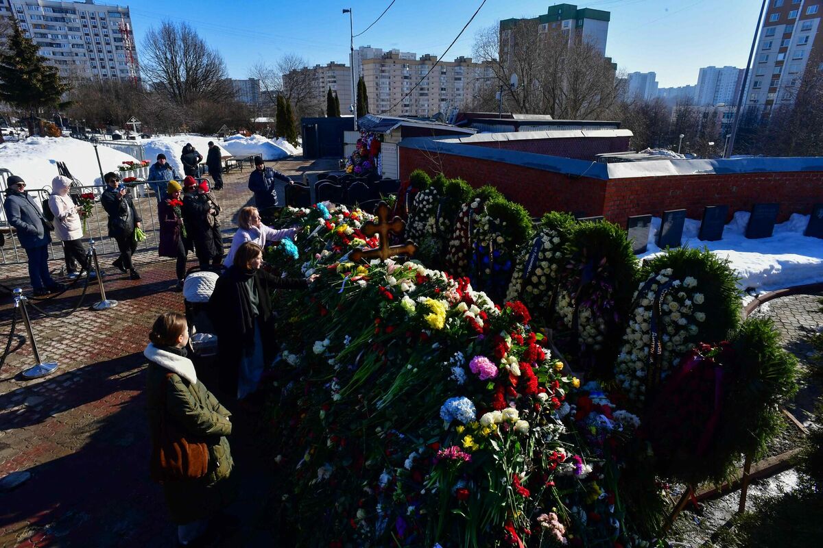 Cilvēki pie Krievijas opozīcijas līdera Alekseja Navaļnija kapa Borisovas kapsētā Maskavā, 3. martā. Foto: Olga MALTSEVA / AFP