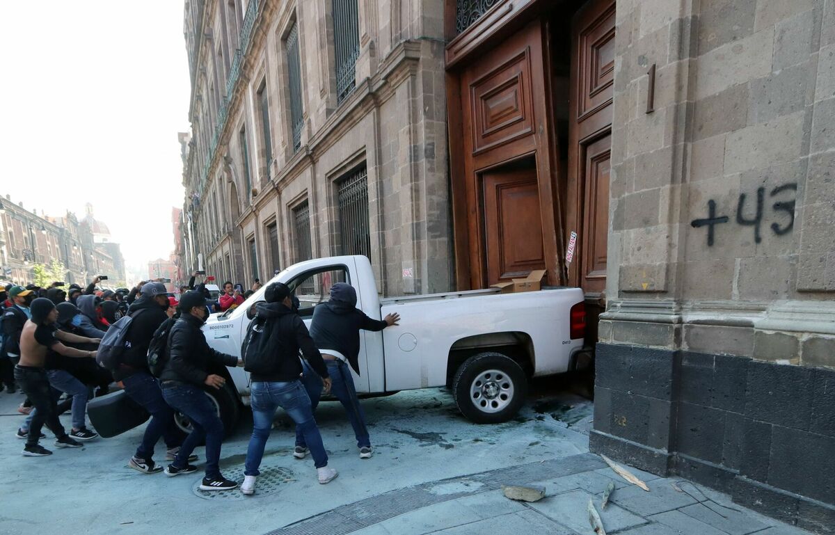 Demonstrācijas Mehiko, Meksikā. Foto: VALENTINA ALPIDE / AFP