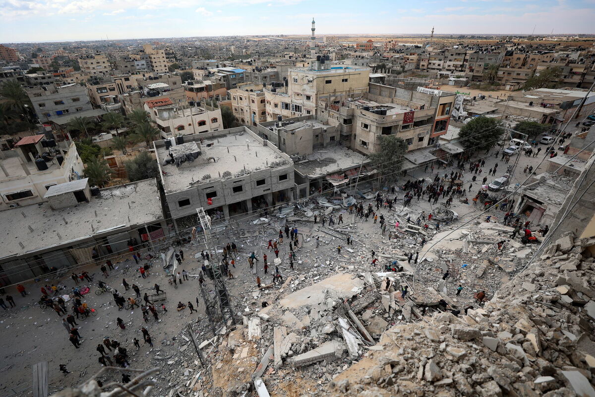 Palestīnieši apskata teritoriju pēc Izraēlas gaisa trieciena "Al Masry" tornim Rafas bēgļu nometnē, Gazas joslas dienvidos, 9. martā. Foto: EPA/HAITHAM IMAD