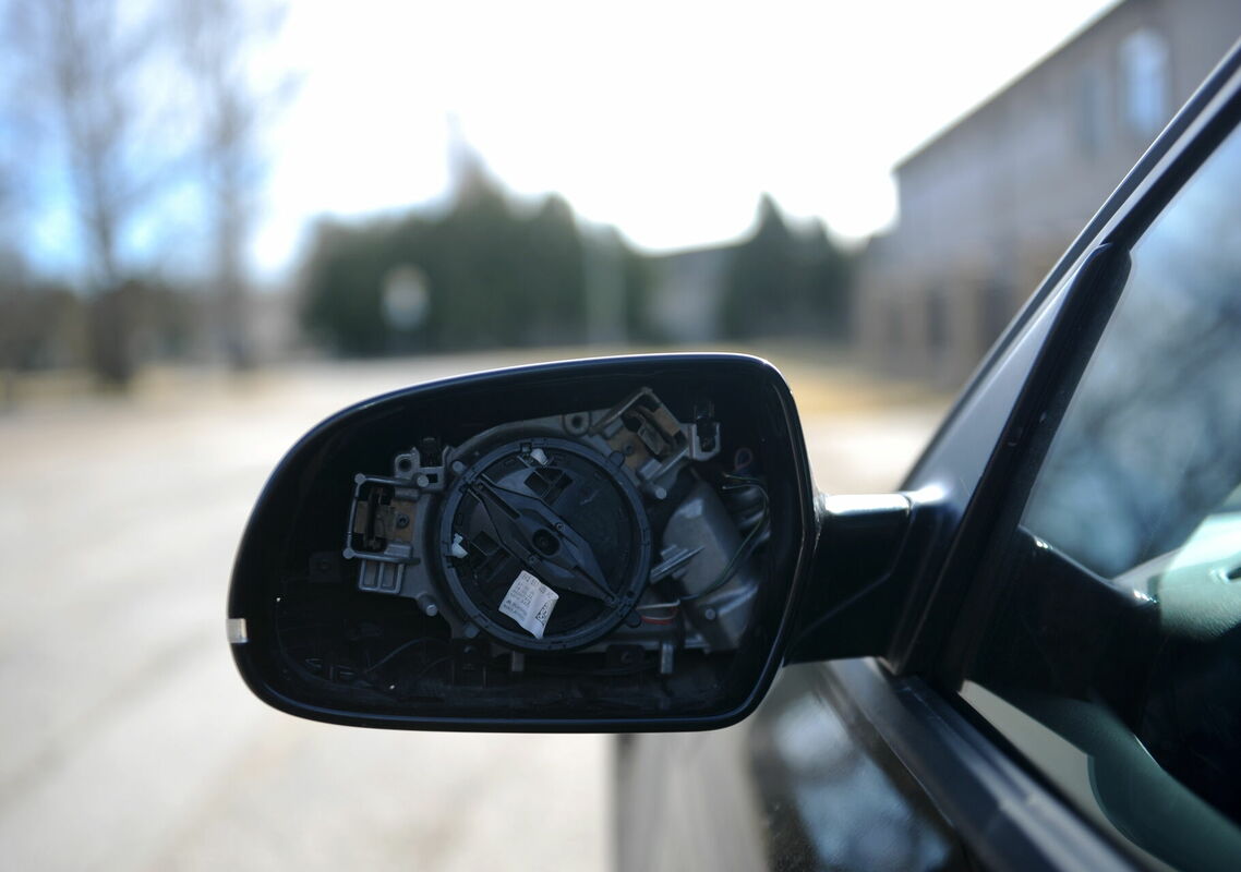 Automašīnai nozagts sānskata spogulis Foto: LETA