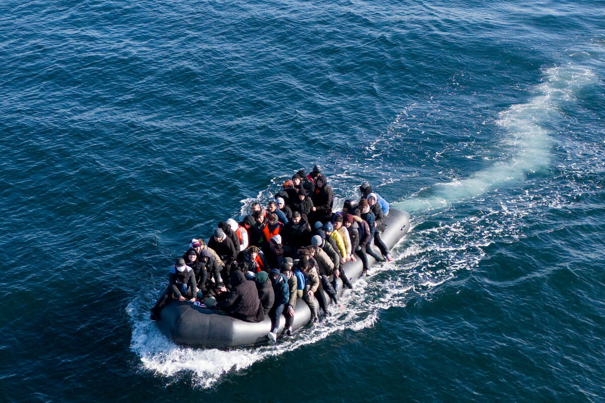 Migranti šķērso Lamanšu ar nelielu laivu. Foto: EPA/TOLGA AKMEN