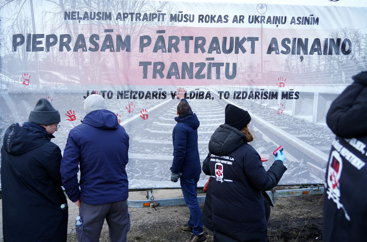 Zibakcija 14. martā, kuras mērķis ir pieprasīt pārtraukt mangāna rūdas tranzītu uz Krieviju. Foto: Paula Čurkste/LETA