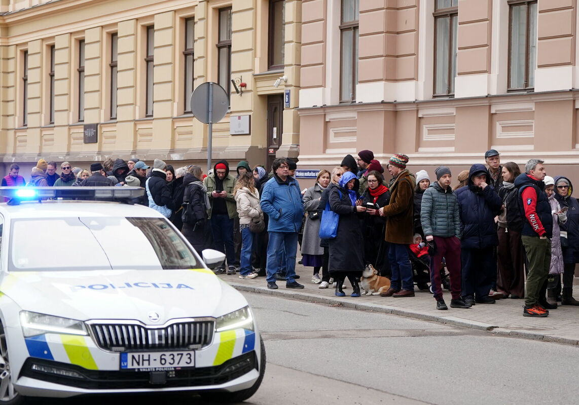 Cilvēki stāv rindā uz Ukrainas Neatkarības ielas netālu no Krievijas vēstniecības ēkas Rīgā, kur iespējams nobalsot Krievijas prezidenta vēlēšanās. Foto: Paula Čurkste / LETA