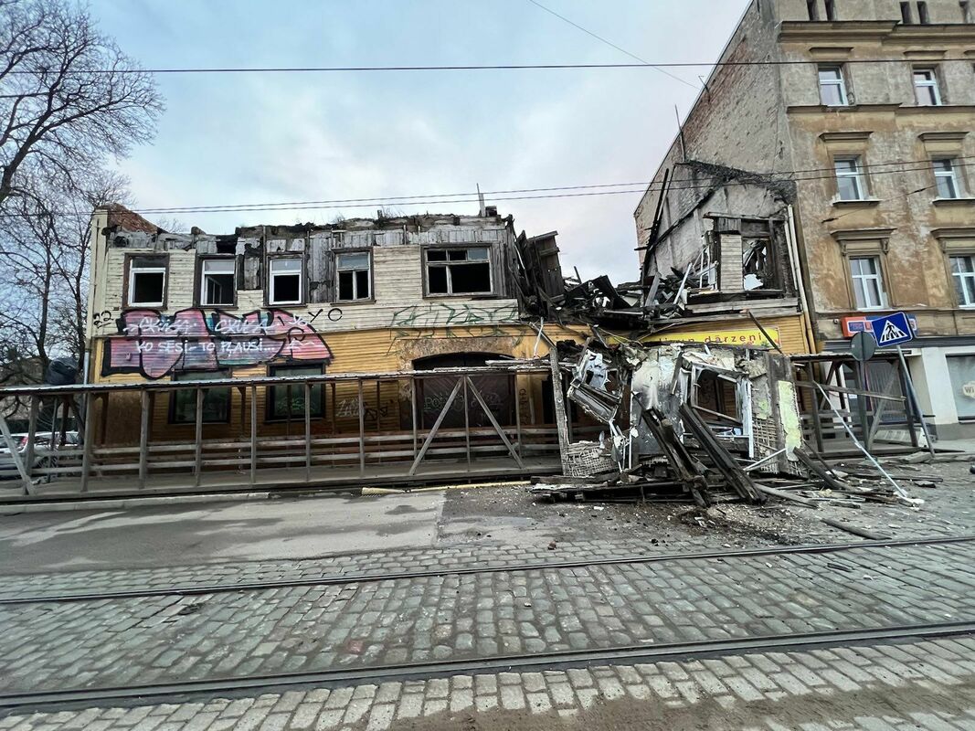 Sabrukusī ēka Pētersalas ielā 4, Rīgā. Foto: Edvards Ratnieks/X/Twitter