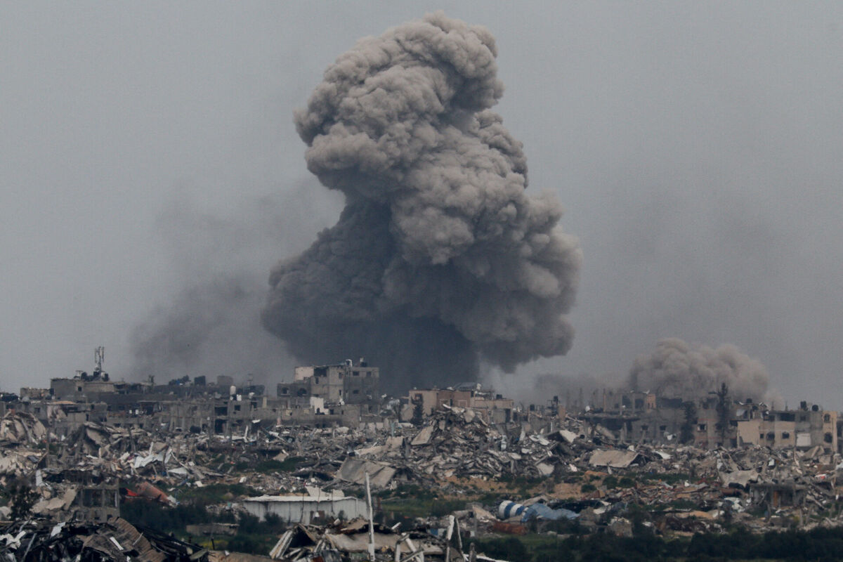 Izraēlas un palestīniešu islāmistu grupējuma Hamas konflikta laikā no Gazas joslas paceļas dūmi. Foto: REUTERS/Amir Cohen