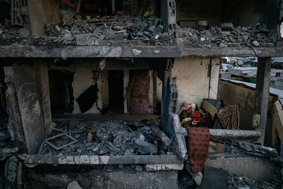 Bez mājām palikusi palestīniešu ģimene Rafā, Gazas joslā. Foto: EPA/HAITHAM IMAD