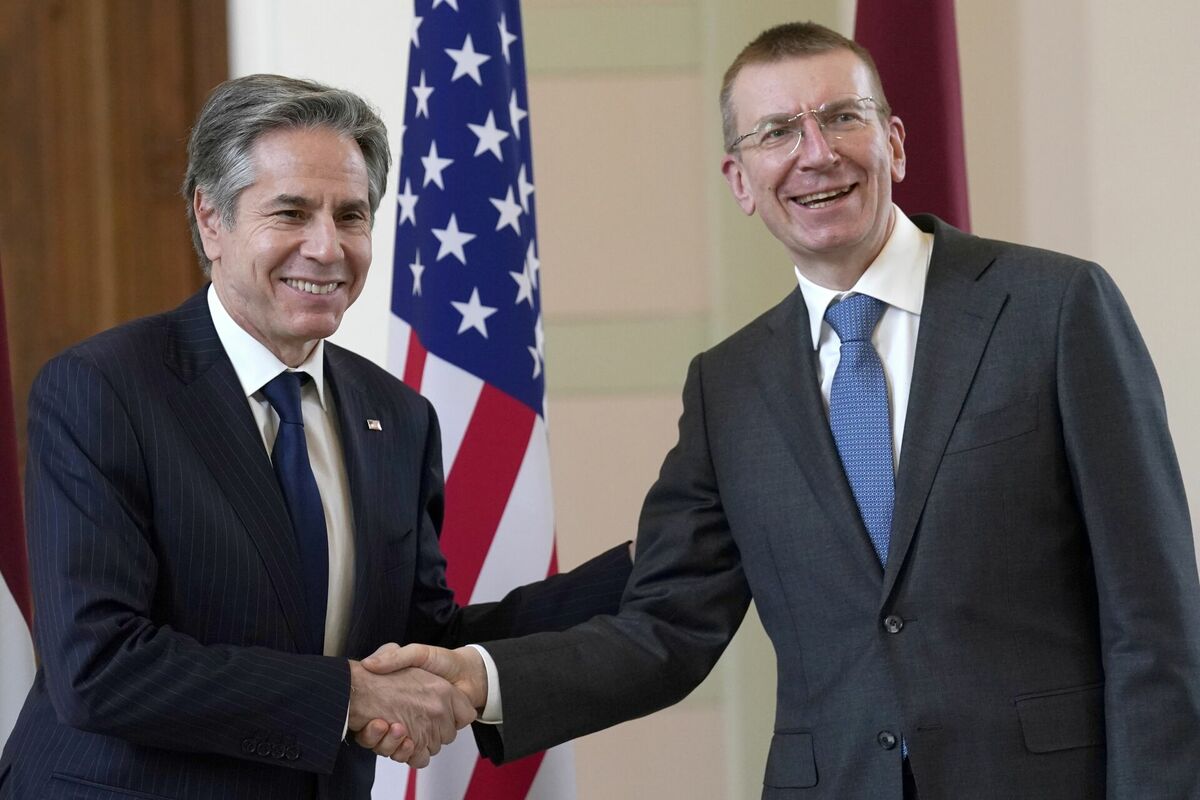 ASV valsts sekretārs Entonijs Blinkens (pa kreisi) un toreizējais Latvijas ārlietu ministrs Edgars Rinkēvičs pirms sarunām Rīgā, 2022. gada 7. martā. Foto: AP Photo/Roman Koksarov