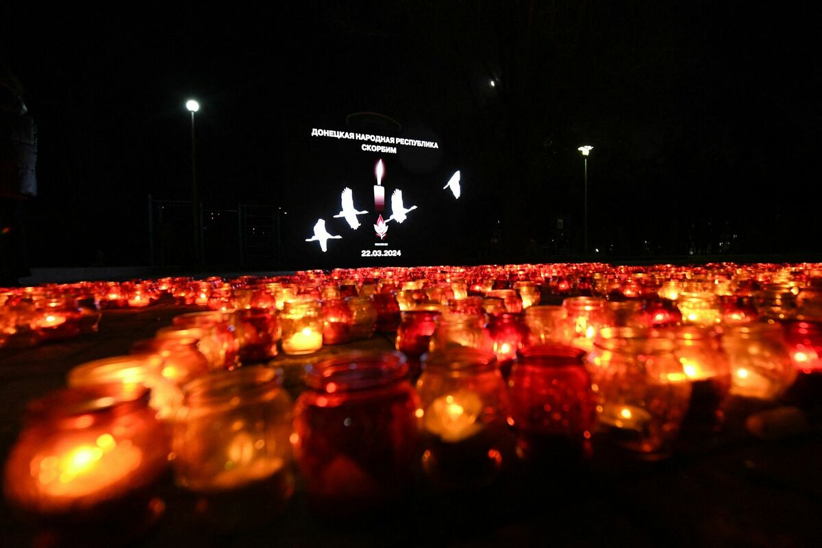 Piemiņas vieta Piemaskavas koncertzāles terorakta upuriem. Foto: STRINGER / AFP