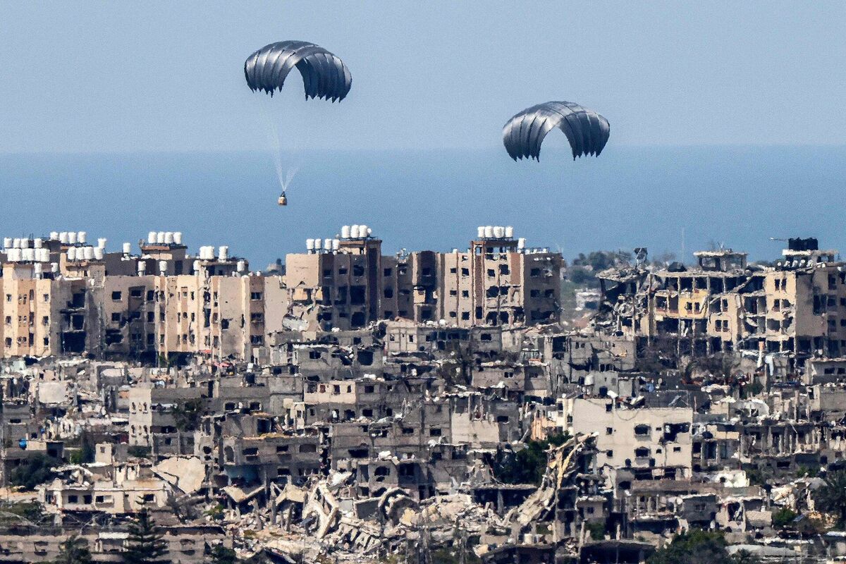 Virs aplenktās palestīniešu teritorijas 26. martā nomesti humānās palīdzības izpletņi. Foto: JACK GUEZ / AFP