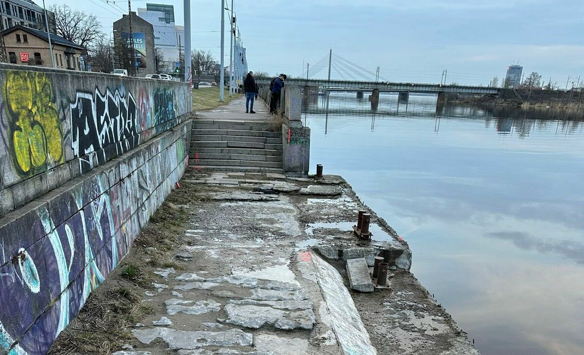 Vieta Mūkusalas ielā, kur glābēji no Daugavas izcēla Roberta Miksona līķi. Foto: @MarisArajs/X