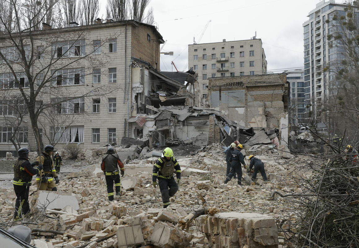 Krievijas raķešu trieciens Ukrainas galvaspilsētai Kijivai 25. martā. Foto: EPA/SERGEY DOLZHENKO