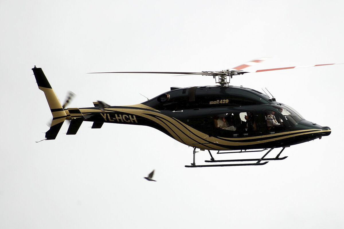 Pjotram Avenam un Jurijam Šefleram pastarpināti piederošais helikopters "Bell 429". Foto: EPA/Toms Kalnins