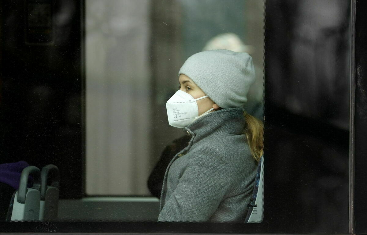 Sieviete ar sejas masku sabiedriskajā tranpsortā. Foto: Zane Bitere/LETA