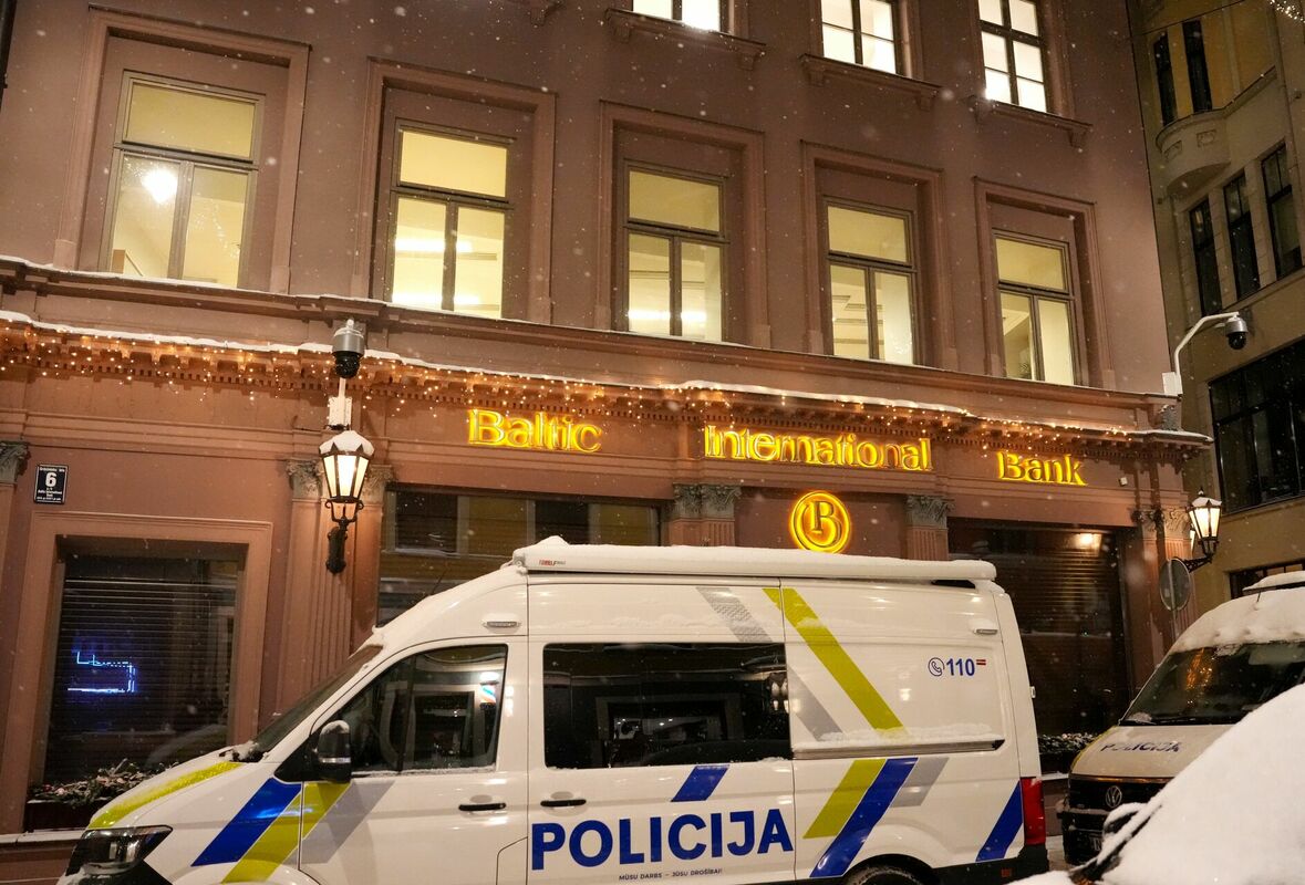 "Baltic International Bank" ēka Grēcinieku ielā pēc Finanšu un kapitāla tirgus komisijas (FKTK) padomes lēmuma apturēt bankas finanšu pakalpojumu sniegšanu 2022. gada decembrī. Foto: Zane Bitere/LETA