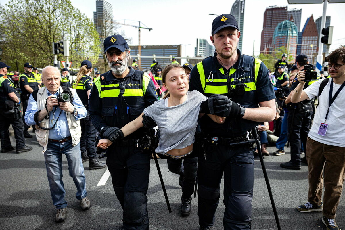 Policija netālu no Hāgas, Nīderlandē, aizturēja Grētu Tūnbergu. Foto: EPA/RAMON VAN FLYMEN